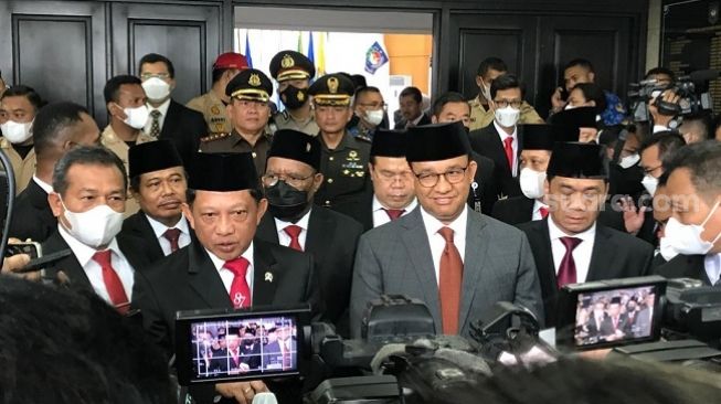 Mendagri Tito Karnavian bersama Anies Baswedan usai pelantikan Pj Gubernur DKI Heru Budi Hartono di Gedung Kemendagri, Senin (17/10/2022). (Suara.com/Fakhri)