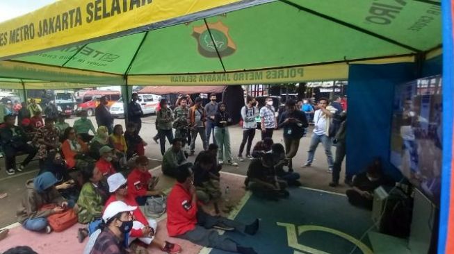 Warga Antusias Ikuti Jalannya Persidangan Ferdy Sambo di PN Jaksel dari Layar Monitor di Bawah Tenda Polisi