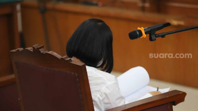 Terdakwa kasus pembunuhan berencana Istri Ferdy Sambo, Putri Candrawathi saat menghadiri sidang perdana di Pengadilan Negeri Jakarta Selatan, Senin (17/10/2022). [Suara.com/Alfian Winanto]