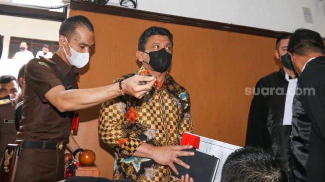 Tersangka kasus pembunuhan berencana Ferdy Sambo saat menghadiri sidang perdana di Pengadilan Negeri Jakarta Selatan, Senin (17/10/2022). [Suara.com/Alfian Winanto]