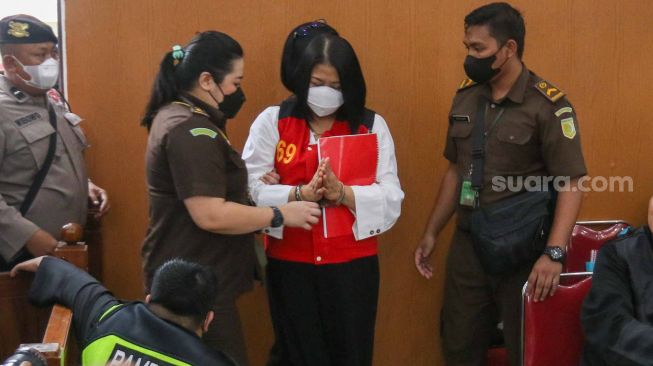 Terdakwa kasus pembunuhan berencana Istri Ferdy Sambo, Putri Candrawathi saat menghadiri sidang perdana di Pengadilan Negeri Jakarta Selatan, Senin (17/10/2022). [Suara.com/Alfian Winanto]