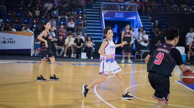 Gisella Anastasia ikut dalam pertandingan basket bertajuk "Media Clash" yang dibuat oleh KUY Entertainment dan RANS Entertainment. Meski keringatan, Gisel tetap menampilkan pesona dan kecantikannya. [Instagram]