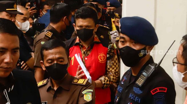 Terdakwa kasus pembunuhan berencana Ferdy Sambo saat menghadiri sidang perdana di Pengadilan Negeri Jakarta Selatan, Senin (17/10/2022). [Suara.com/Alfian Winanto]