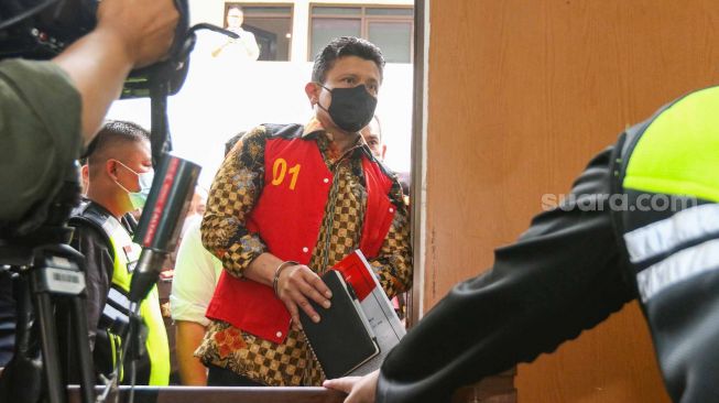 Terdakwa kasus pembunuhan berencana Ferdy Sambo saat menghadiri sidang perdana di Pengadilan Negeri Jakarta Selatan, Senin (17/10/2022). [Suara.com/Alfian Winanto]