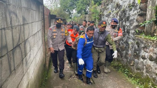 Siswi SMP Al Hikmah Kota Depok Yang Hanyut di Curug Kembar Puncak Bogor Ditemukan