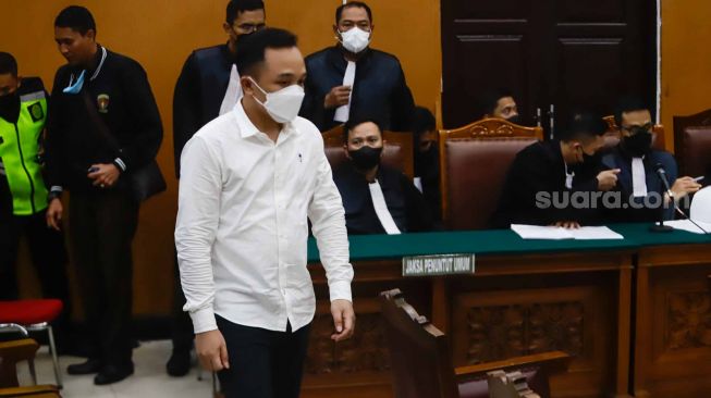 Terdakwa kasus pembunuhan berencana Ricky Rizal saat mengikuti sidang perdana di Pengadilan Negeri Jakarta Selatan, Senin (17/10/2022). [Suara.com/Alfian Winanto]