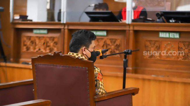 Terdakwa kasus pembunuhan berencana Ferdy Sambo saat mengikuti sidang perdana di Pengadilan Negeri Jakarta Selatan, Senin (17/10/2022). [Suara.com/Alfian Winanto]