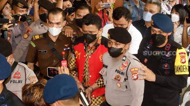 Terdakwa kasus pembunuhan berencana Ferdy Sambo saat menghadiri sidang perdana di Pengadilan Negeri Jakarta Selatan, Senin (17/10/2022). [Suara.com/Alfian Winanto]