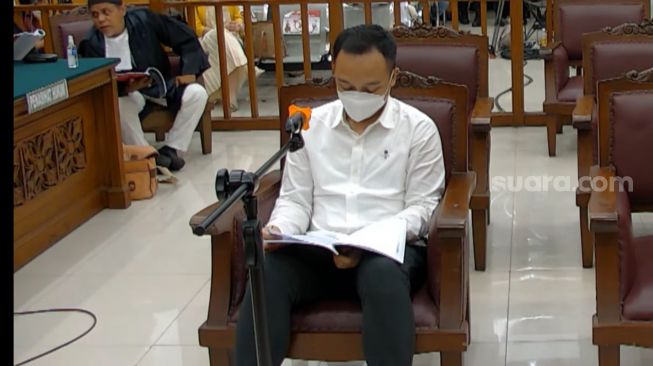 Ricky Rizal saat menjalani sidang sebagai terdakwa kasus pembunuhan terhadap Brigadir J. (Suara.com/M Yasir)