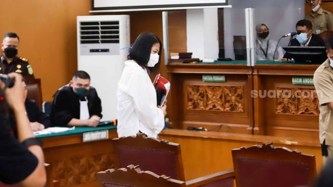 Terdakwa kasus pembunuhan berencana Istri Ferdy Sambo, Putri Candrawathi saat menghadiri sidang perdana di Pengadilan Negeri Jakarta Selatan, Senin (17/10/2022). [Suara.com/Alfian Winanto]