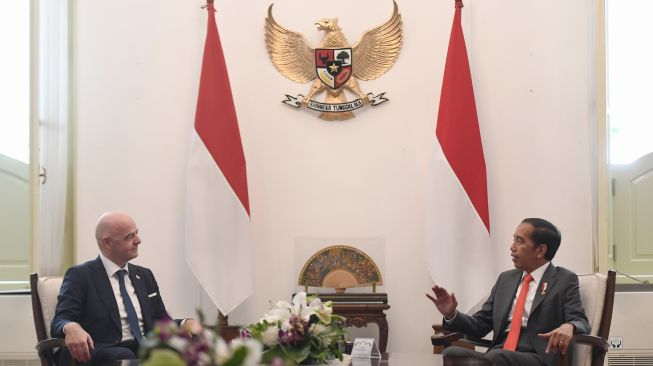 Presiden Joko Widodo (kanan) melakukan pertemuan dengan Presiden Induk Asosiasi Sepak Bola Dunia (FIFA) Gianni Infantino di Istana Merdeka, Jakarta, Selasa (18/10/2022). [ANTARA FOTO/Hafidz Mubarak A/foc].