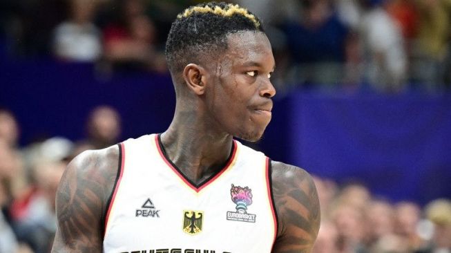 Pebasket tim nasional Jerman Dennis Schroeder berreaksi dalam pertandingan semifinal turnamen EuroBasket melawan Spanyol di Berlin, Jerman, Jumat (16/9/2022). (ANTARA/AFP/Tobias Schwarz)