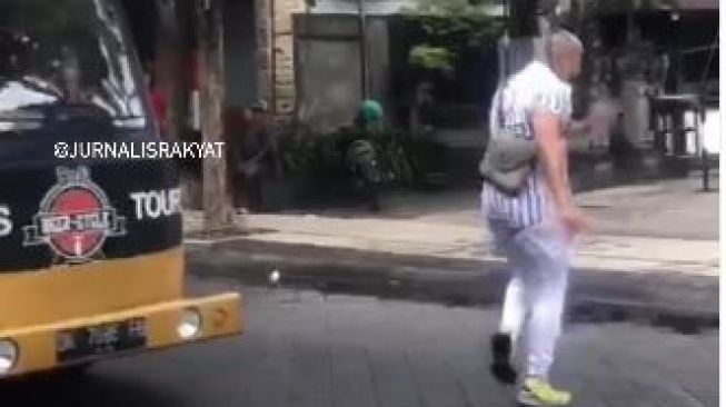 Tingkah Bule Joget Sendirian di Jalan Legian Kuta Viral, Langsung Ditangkap Satpol PP