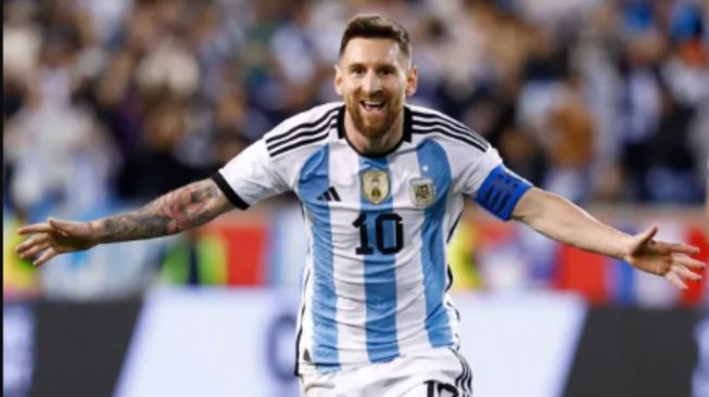 Lionel Messi saat bela Timnas Argentina. (The Sun)