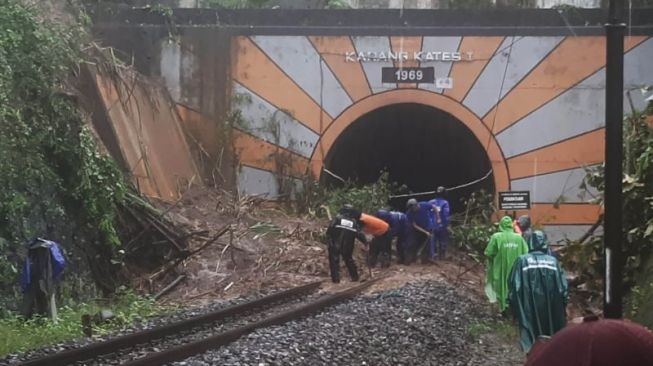 Perjalanan Kereta Api Lewat Sumberpucung-Pohaji Malang Terganggu, Rel Tertutup Longsor