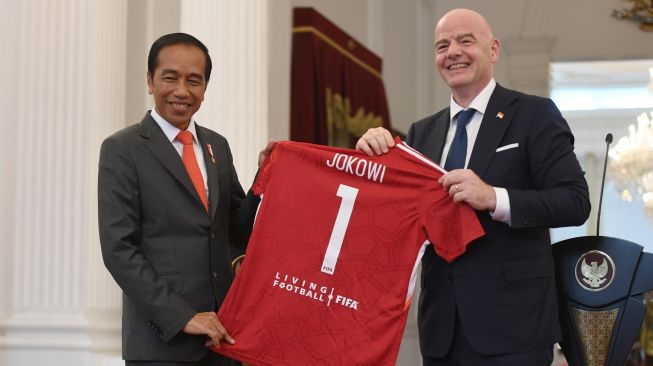 Ini Alasan Presiden FIFA Berikan Buah Tangan ke Jokowi