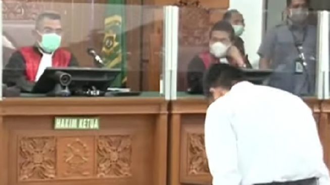 Gestur Bharada E Saat Berhadapan dengan Majelis Hakim di Sidang Perdana Pembunuhan Brigadir J Jadi Sorotan Publik