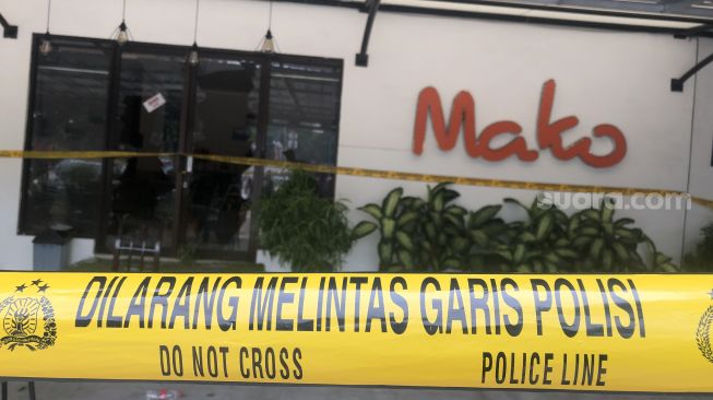 Suasana di Mako Cafe, Jakarta Selatan, pasca bentrokan 2 Ormas, Selasa (18/10/2022). [Suara.com/Faqih Fathurrahman]