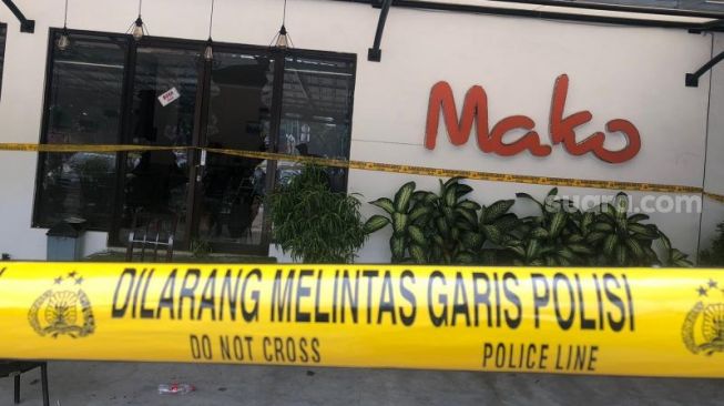 Mako Cafe Porak Poranda usai 2 Kelompok Ormas Bentrok, Polisi Sita Kursi, Besi hingga Batu di Lokasi