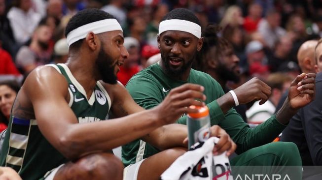 Pebasket Milwaukee Bucks Marques Bolden (kiri) berbincang dengan Bobby Portis di bangku cadangan dalam laga pramusim NBA melawan Chicago Bulls di United Center, Illinois, Amerika Serikat, Selasa (12/10/2022). (ANTARA/AFP/GETTY IMAGES/Michael Reaves)