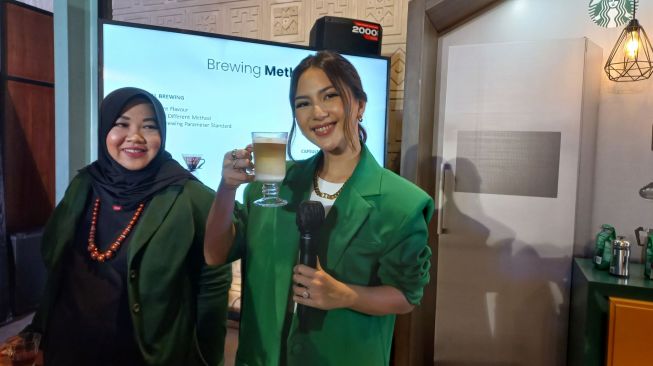 Jessica Mila Bisa Minum 3 Gelas Kopi Sehari: Pagi Kopi Hitam, Siang Cappucino, Malam Kopi Hitam Lagi