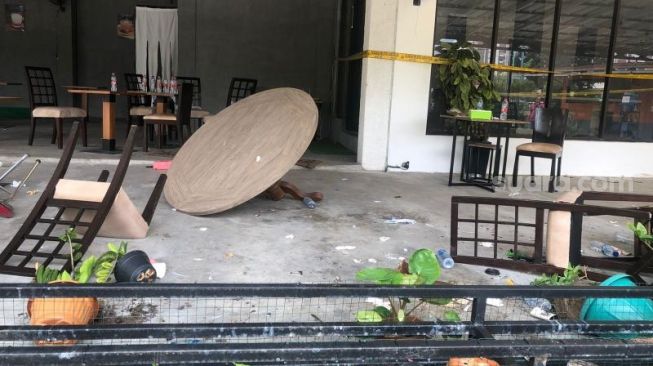 Penampakan Mako Cafe usai bentrokan dua kelompok ormas diduga gegara kasus sengketa lahan. (Suara.com/Faqih)