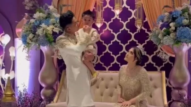 Potret Syukuran Khitanan Anak Adly Fairuz (Instagram/angbeenrishi)