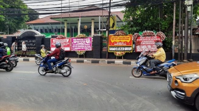 Karangan Bunga Dukungan untuk Bharada Eliezer Hiasi Kantor PN Jaksel