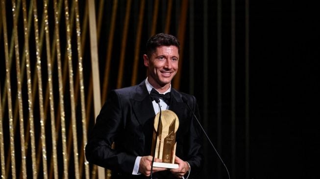 Penyerang Barcelona asal Polandia Robert Lewandowski menerima untuk kedua kalinya Trofi Gerd Muller untuk striker terbaik selama upacara penghargaan Ballon d'Or France Football 2022 di Theater du Chatelet di Paris pada 17 Oktober 2022.FRANCK FIFE / AFP