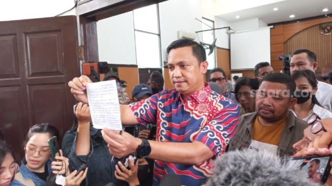 Pengacara Bharada E atau Richard Eliezer, Ronny Talapessy di PN Jakarta Selatan. (Suara.com/M Yasir)