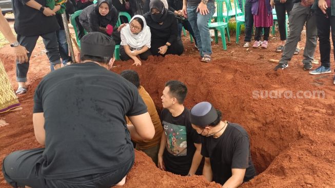 Pemakaman istri Rio Alief drummer NOAH, Clerence Cynthia di TPU Jombang, Tangerang Selatan, Selasa (18/10/2022). Clerence meninggal akibat penyakit kanker. [Rena Pangesti/Suara.com]