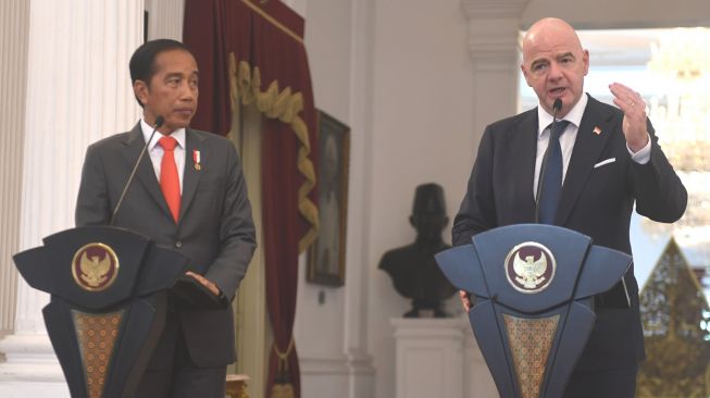 Presiden Joko Widodo (kiri) bersama Presiden Induk Asosiasi Sepak Bola Dunia (FIFA) Gianni Infantino memberikan keterangan kepada wartawan usai melakukan pertemuan di Istana Merdeka, Jakarta, Selasa (18/10/2022). [ANTARA FOTO/Hafidz Mubarak A/foc].