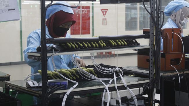 Foto: Seorang pekerja perempuan di fasilitas Oppo Manufacturing Indonesia di Bayur, Tangerang pada Selasa (18/10/2022). Pabrik Oppo di Bayur Tangerang mampu memproduksi 2 juta unit ponsel per bulan. [Suara.com/Dicky Prastya]