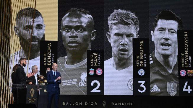 (Dari kiri) Pemain depan Real Madrid Prancis Karim Benzema menerima penghargaan Ballon d'Or di sebelah ayahnya Hafid Benzema dari mantan pesepak bola Prancis Zinedine Zidane selama upacara penghargaan Ballon d'Or France Football di Theater du Chatelet di Paris pada 17 Oktober 2022.FRANCK FIFE / AFP.