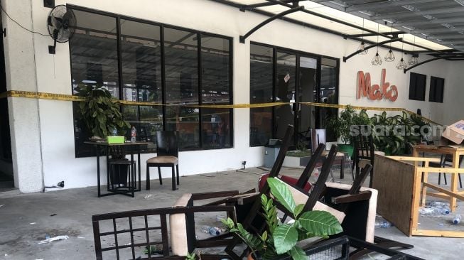 Suasana di Mako Cafe, Jakarta Selatan, pasca bentrokan 2 Ormas, Selasa (18/10/2022). [Suara.com/Faqih Fathurrahman]