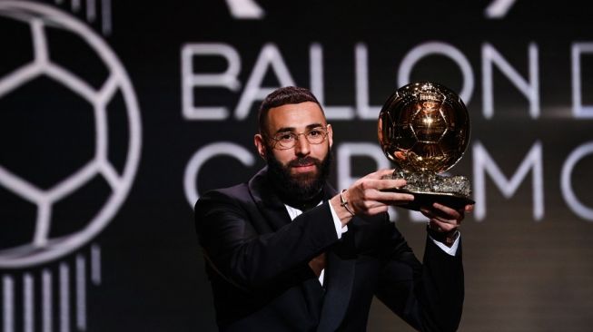 Penyerang Real Madrid asal Prancis Karim Benzema menerima penghargaan Ballon d'Or pada upacara penghargaan Ballon d'Or France Football 2022 di Theater du Chatelet di Paris pada 17 Oktober 2022.FRANCK FIFE / AFP.