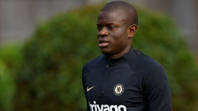 N'Golo Kante, pemain Chelsea saat berlatih bersama. (The Sun)