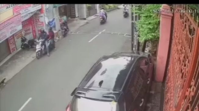 Maling Motor di Jakarta Makin Nekat, 2 Pelaku Terekam CCTV Gondol Motor Jam 6 Pagi di Kebon Jeruk