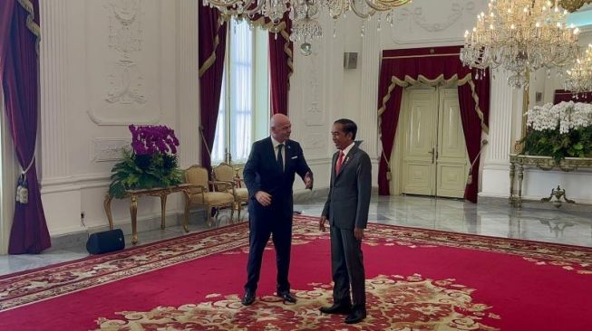 Presiden Jokowi saat ditemui Presiden FIFA Gianni Infantino di Istana Merdeka, Jakarta. (Suara.com/Ria Rizki)