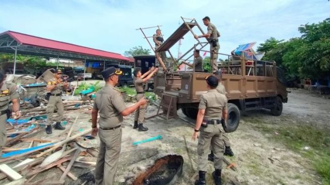 Satpol PP Padang 'Bersih-bersih' Lapak PKL di Pantai Cimpago