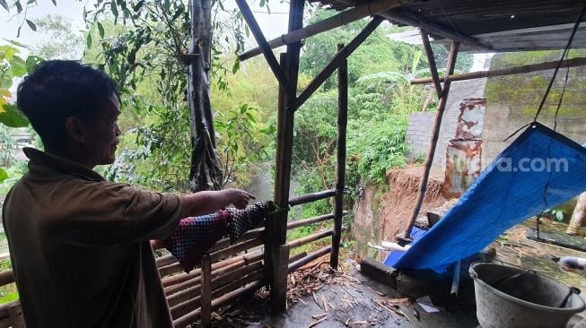 Diguyur Hujan Seharian, Tebing Sungai di Kota Yogyakarta Longsor