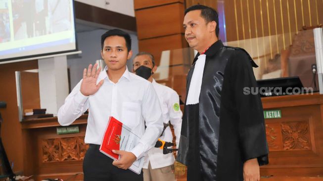 Terdakwa kasus pembunuhan berencana Richard Eliezer saat menghadiri sidang perdana di Pengadilan Negeri Jakarta Selatan, Selasa (18/10/2022). [Suara.com/Alfian Winanto]