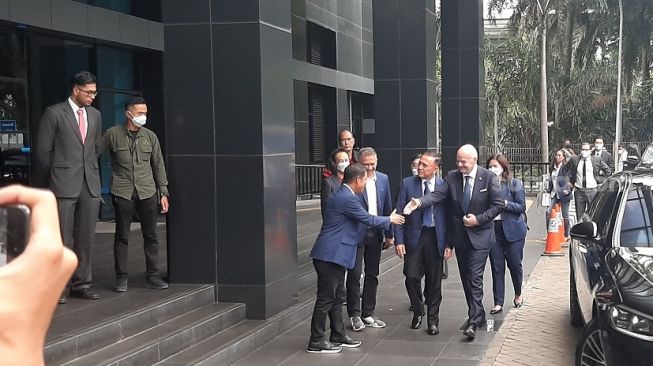 Presiden FIFA Gianni Infantino bersama Ketua Umum PSSI Mochamad Iriawan di GBK Arena Jakarta (Suara.com/Adie Prasetyo Nugraha)