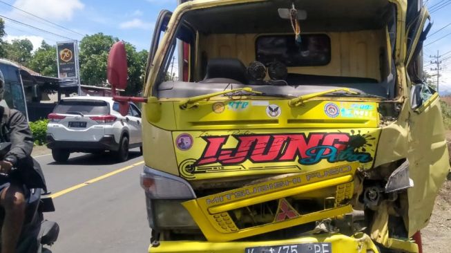 Adu Moncong Truk Versus Bus Minto di Banyuwangi, Satu Orang Luka Serius