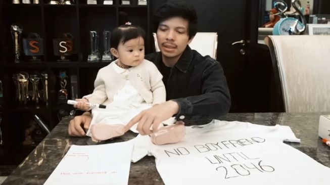 Bayi Sultan! Baru 8 Bulan Ameena Sudah Pakai Tas Rp30 Juta, Hadiah dari Thariq Halilintar?