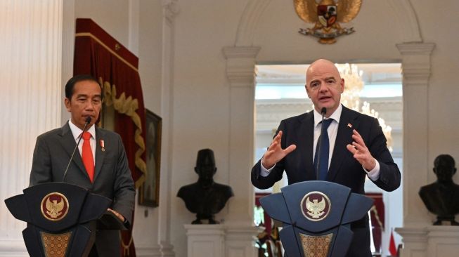 Presiden FIFA, Gianni Infantino (kanan) memberikan pernyataan di Istana Merdeka, Jakarta, Selasa (18/10/2022). [ADEK BERRY / AFP]