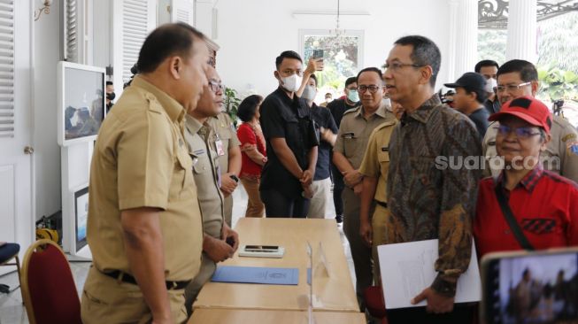 Penjabat Gubernur DKI Jakarta Heru Budi Hartono kembali membuka posko pengaduan warga di Balai Kota DKI Jakarta pada Selasa (18/10/2022) pagi. (Suara.com/Fakhri Fuadi)