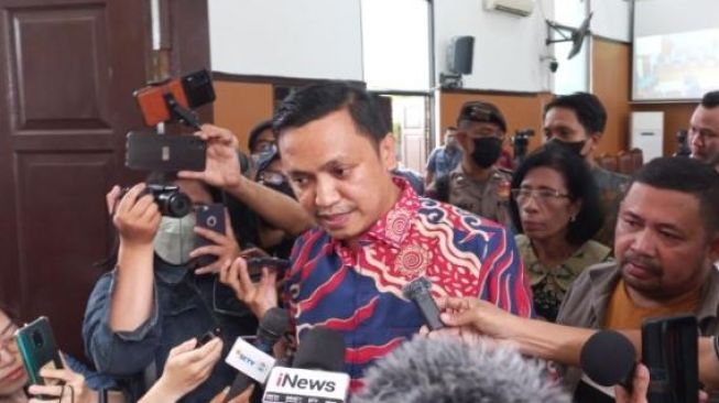 Kuasa hukum Richard Eliezer, Ronny Talapessy usai menjalani sidang di PN Jaksel pada Selasa (18/10/2022). Ia meyakini, kliennya tak memiliki rencana membunuh Brigadir J. [Suara.com/M Yasir]