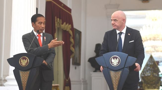 Presiden Joko Widodo (kiri) bersama Presiden Induk Asosiasi Sepak Bola Dunia (FIFA) Gianni Infantino memberikan keterangan kepada wartawan usai melakukan pertemuan di Istana Merdeka, Jakarta, Selasa (18/10/2022). [ANTARA FOTO/Hafidz Mubarak A/foc].