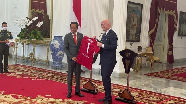 Temui Jokowi di Istana, Presiden FIFA Berikan Cinderamata Berupa Bola Resmi Piala Dunia 2022, Jersey dan Pennant